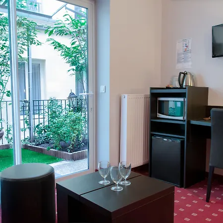 ホテル デ ドゥー ザベニュー パリ