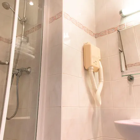 Hotel Des Deux Avenues 3*