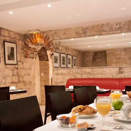 デ ドゥー ザベニュー ホテル