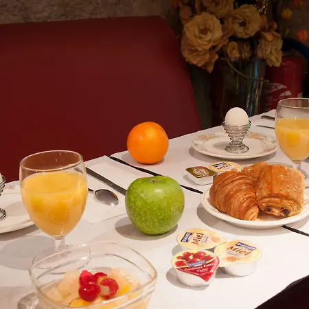 ホテル デ ドゥー ザベニュー パリ