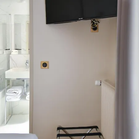 ホテル デ ドゥー ザベニュー パリ