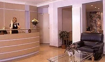 Des Deux Avenues Hotel