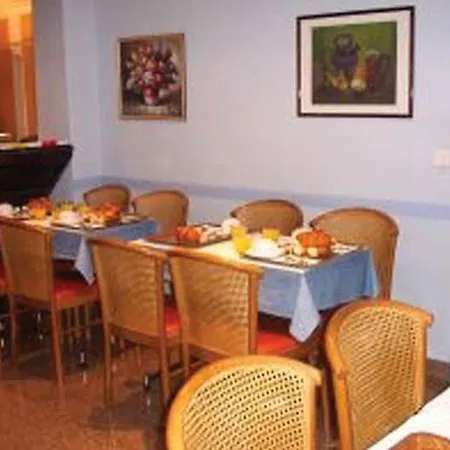 ホテル デ ドゥー ザベニュー 3*