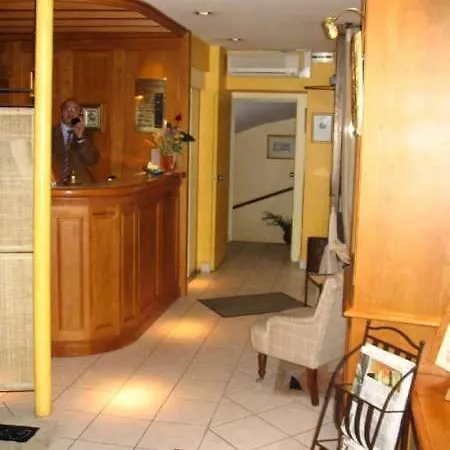 Des Deux Avenues Hotel 3*