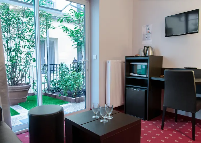 ホテル デ ドゥー ザベニュー パリ