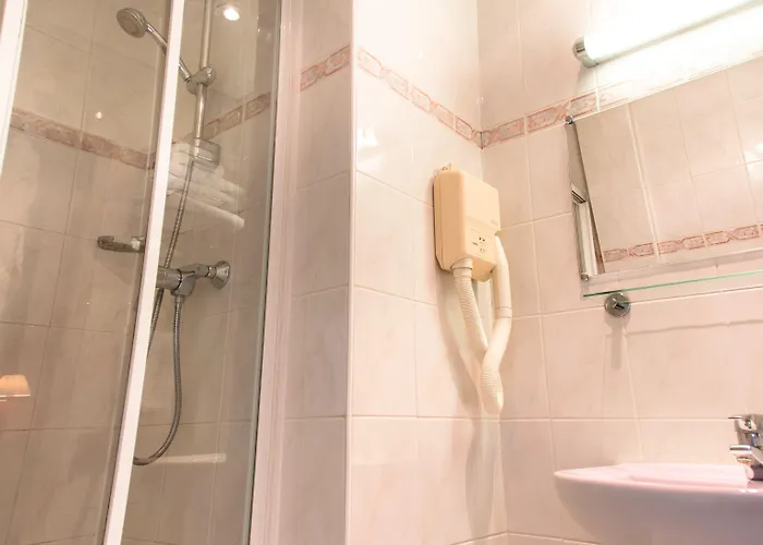 ホテル デ ドゥー ザベニュー 3*