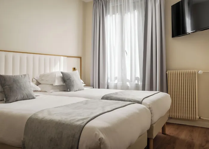 ホテル デ ドゥー ザベニュー パリ