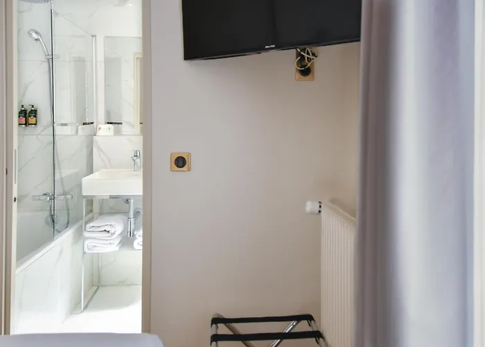 ホテル デ ドゥー ザベニュー パリ