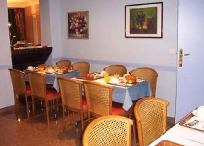 ホテル デ ドゥー ザベニュー 3*